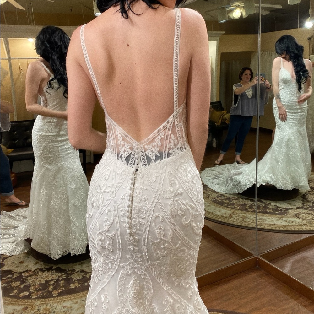Wedding dress With cathedral veil - Picture 1 of 4
